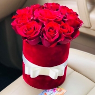 Raudona aksominė dėžutė su raudonomis rožėmis