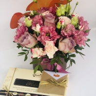 Gėlių pristatymas Šilutėje Eustomų ir rožių žiedų kompozicija dėžutėje