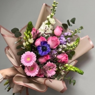 Skintų gėlių puokštė su rožiniais atspalviais