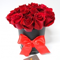 Gėlių pristatymas Šilutėje Vidutinio dydžio juoda dėžutė su rožėmis