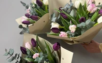 Tulpių ir eukalipto puokštė su 13 spalvų tulpėmis